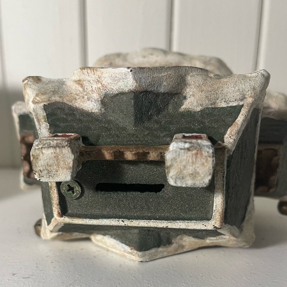 Cast iron Christmas 🎄 village banks - Picture 6 of 13